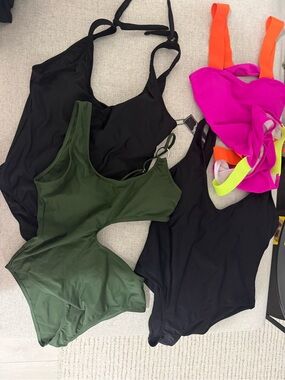 4 Swimsuits ( 2 x Black, Green, multicolored)
Brand new